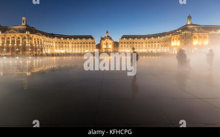 Wasserspiegel, Le Miroir d'Eau, das größte reflektierende Schwimmbad der Welt bei Nacht auf der Place de la Bourse, Bordeaux, Frankreich Stockfoto