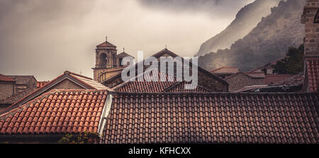 Alte mittelalterliche Stadtbild skyline Panorama mit alten Ziegeldach vor dramatischen bewölkten Himmel mit antiken Architektur in alten europäischen Stadt Kotor in m Stockfoto