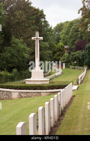 Reihen der Gräber und Gedenkstätten von Opfern, Soldatenfriedhof, Saint Valery en Caux, Normandie, Frankreich, Europa Stockfoto