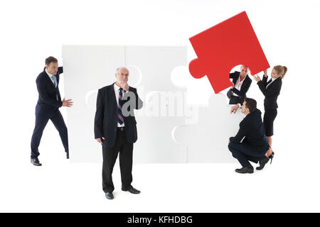 Business Team Montage grosse Puzzle auf weißem Hintergrund Stockfoto