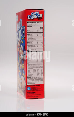 Ernährung Fakten zu Box mit original Cap'n Crunch Cornflakes auf weißem Hintergrund Ausschnitt USA. Stockfoto