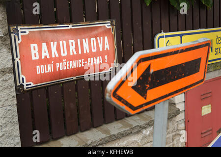 Bakurinova Straße in Dolní Počernice Vorort in Prag, Tschechische Republik. Die Straße war nach der Roten Armee Soldat Ivan Bakurin, die bei der Befreiung Prags am 10. Mai 1945 starb und wurde auf dem nahe gelegenen Friedhof begraben. Die Straße wurde 1974 nach ihm benannt. In der Tat Ivan Bakurin hat es nie gegeben und sowjetische Offizier Vasily Polosin ist in seinem Grab begraben. Sergeant Wassilij Iwanowitsch Polosin wurde 1908 geboren und in der Roten Armee während des Zweiten Weltkrieges. Er wurde von einem sowjetischen Panzer am 10. Mai 1945 in Dolní Počernice zerquetscht. Stockfoto