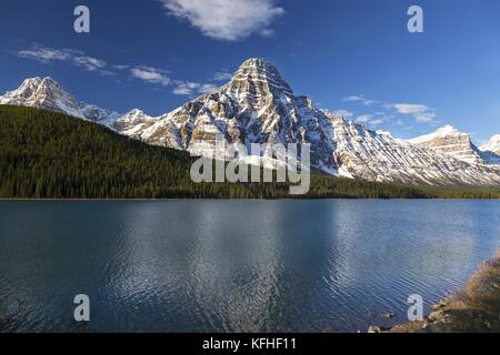 Schneebedeckter Rocky Mountain Peak, Blue Lake und Green Valley Forest. Malerischer Icefields Parkway Landscape View, Kanadische Rockies, Banff National Park Stockfoto