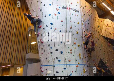 Kletterer Skalierung vertikal Kletterwand in Höhe Ort Freizeiteinrichtung in Canmore Alberta Stockfoto