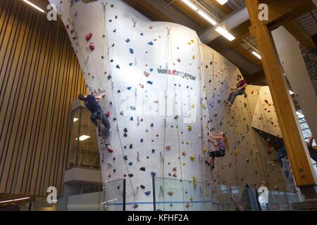 Kletterer Skalierung vertikal Kletterwand in Höhe Ort Freizeiteinrichtung in Canmore Alberta Stockfoto