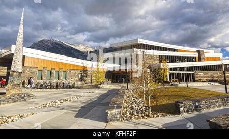 Elevation Place Erholungszentrum. Außenansicht des Gebäudes mit moderner Architektur, öffentlicher Bibliothek, Kletterwand und Aquatic Swimming Pool in Canmore, Alberta Stockfoto