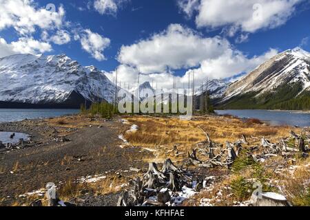 Panoramablick auf die Landschaft der schneebedeckten Berge in der Ferne auf Wanderweg an der Upper kananaskis Lake in der Nähe von Banff Nationalpark Rocky Mountains Alberta Kanada Stockfoto