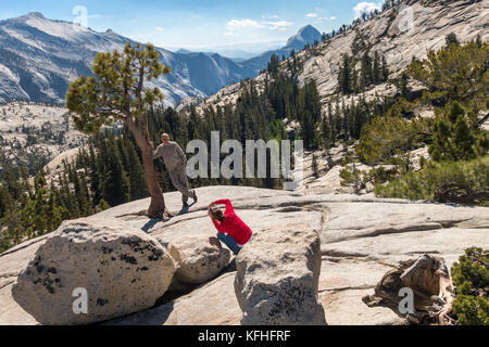 Olmsted Point Yosemite Paar Fotos mit Half Dome in der Ferne im Yosemite National Park Stockfoto