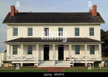 Viertel der Keeper sobald die Arbeiter, die den historischen Bodie Island Lighthouse am Cape Hatteras National Seashore in Nord-carolina gepflegt untergebracht Stockfoto