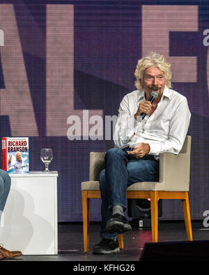 New York, USA, 28. Oktober, 2017. Britische Unternehmer Sir Richard Branson Gesten, als er während einer Fragen und Antworten Session in der "synergy Global Forum - eine Masterclass in Unterbrechung" im Madison Square Garden spricht. Foto von Enrique Ufer/Alamy leben Nachrichten Stockfoto