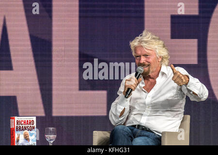 New York, USA, 28. Oktober, 2017. Britische Unternehmer Sir Richard Branson Gesten, als er während einer Fragen und Antworten Session in der "synergy Global Forum - eine Masterclass in Unterbrechung" im Madison Square Garden spricht. Foto von Enrique Ufer/Alamy leben Nachrichten Stockfoto