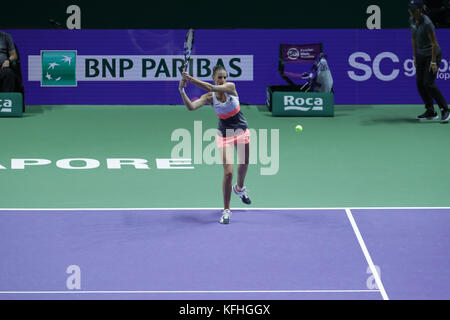 Die tschechische Tennisspielerin Karolina Pliskova ist im Halbfinalspiel des WTA Finals gegen die dänische Tennisspielerin Caroline Wozniacki am 28. Oktober 2017 in Singapur im Einsatz. Quelle: YAN LERVAL/AFLO/Alamy Live News Stockfoto