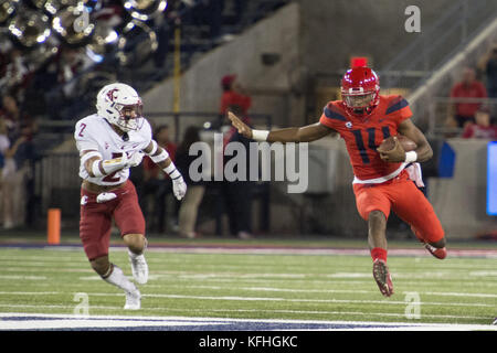 Tucson, Arizona, USA. 28 Okt, 2017. Arizona Quaterback KHALIL TATE (14) Läuft die Kugel gegen Washington State Samstag, Oktober 28, 2017, at Arizona Stadium in Tucson, Arizona. Credit: Jeff Braun/ZUMA Draht/Alamy leben Nachrichten Stockfoto