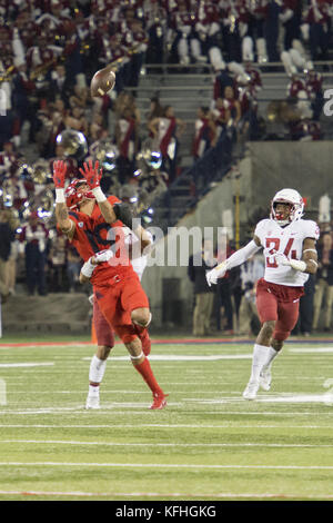 Tucson, Arizona, USA. 28 Okt, 2017. Arizona SHAWN POINDEXTER (19) reicht für ein Pass downfield im ersten Viertel gegen Washington State Samstag, Oktober 28, 2017, at Arizona Stadium in Tucson, Arizona. Credit: Jeff Braun/ZUMA Draht/Alamy leben Nachrichten Stockfoto