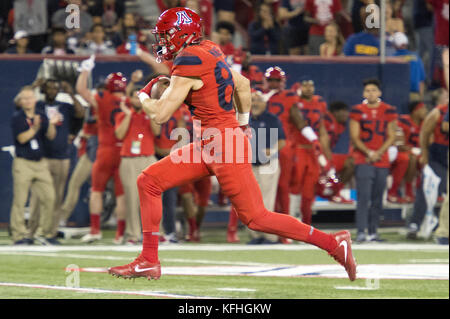 Tucson, Arizona, USA. 28 Okt, 2017. Arizona JAMIE NUNLEY (85) Läuft die Kugel unten Feld für einen Touchdown gegen Washington State Samstag, Oktober 28, 2017, at Arizona Stadium in Tucson, Arizona. Credit: Jeff Braun/ZUMA Draht/Alamy leben Nachrichten Stockfoto