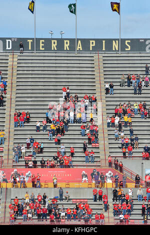 College Park, MD, USA. 28 Okt, 2017. Fans stehen für die Nationalhymne vor dem Spiel in der Hauptstadt ein Feld bei Maryland in College Park, Md. Credit: Amy Sanderson/ZUMA Draht/Alamy leben Nachrichten Stockfoto