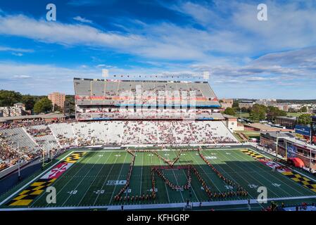 College Park, MD, USA. 28 Okt, 2017. Die Universität von Maryland marching band, dem mächtigen Sound von Maryland, bildet ein ''M'' vor dem Spiel in der Hauptstadt ein Feld bei Maryland in College Park, Md. Credit: Amy Sanderson/ZUMA Draht/Alamy leben Nachrichten Stockfoto