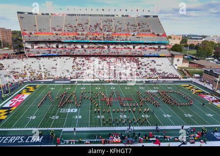 College Park, MD, USA. 28 Okt, 2017. Die Universität von Maryland marching band, dem mächtigen Sound von Maryland, buchstabiert das Wort Maryland vor dem Spiel in der Hauptstadt ein Feld bei Maryland in College Park, Md. Credit: Amy Sanderson/ZUMA Draht/Alamy leben Nachrichten Stockfoto