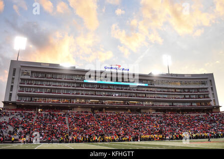 College Park, MD, USA. 28 Okt, 2017. Die Sonne geht hinter Hauptstadt ein Feld bei Maryland in College Park, Md. Credit: Amy Sanderson/ZUMA Draht/Alamy leben Nachrichten Stockfoto