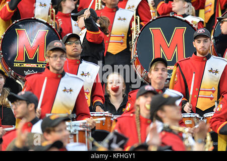 College Park, MD, USA. 28 Okt, 2017. Eine Frau isst eine Apple während der Universität von Maryland marching band, dem mächtigen Sound von Maryland, unterhält die Masse während dem Spiel in der Hauptstadt ein Feld bei Maryland in College Park, Md. Credit: Amy Sanderson/ZUMA Draht/Alamy leben Nachrichten Stockfoto