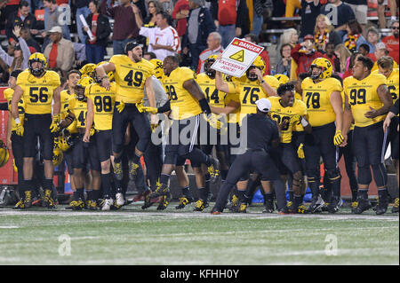 College Park, MD, USA. 28 Okt, 2017. Die Universität von Maryland Fußball Team cheers während des Spiels in der Hauptstadt ein Feld bei Maryland in College Park, Md. Credit: Amy Sanderson/ZUMA Draht/Alamy leben Nachrichten Stockfoto