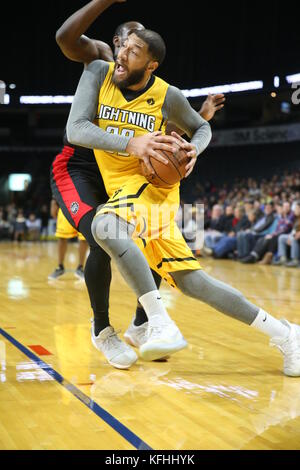 Budweiser Gardens, London, Ontario, Kanada. 28. Oktober 2017. Der London Lightning of the NBL hat die 905 Raptors (Bauernteam der Toronto Raptors) in den Budweiser Gardens in London, Ontario, Samstagabend, in Ordnung gebracht. Die Raptors haben im ersten Quartal eine schnelle Führung übernommen, aber als sich der Blitz im zweiten Quartal wieder erholte, haben sie nie einen 99-92-Dollar-Sieg zurückgeschaut. Kredit: Luke Durda/Alamy Live News Stockfoto