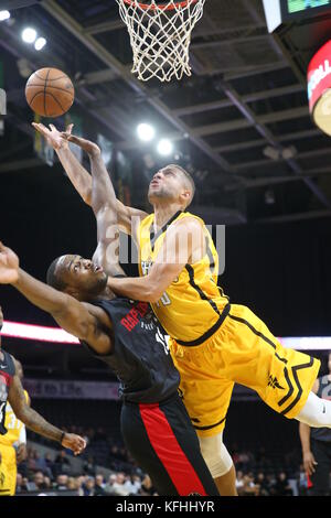 Budweiser Gardens, London, Ontario, Kanada. 28. Oktober 2017. Der London Lightning of the NBL hat die 905 Raptors (Bauernteam der Toronto Raptors) in den Budweiser Gardens in London, Ontario, Samstagabend, in Ordnung gebracht. Die Raptors haben im ersten Quartal eine schnelle Führung übernommen, aber als sich der Blitz im zweiten Quartal wieder erholte, haben sie nie einen 99-92-Dollar-Sieg zurückgeschaut. Kredit: Luke Durda/Alamy Live News Stockfoto