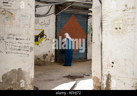 Beirut, Libanon. März 2016. Eine alte Dame eröffnet ihren Laden in einem Flüchtlingslager im Süden von Beirut. Der Libanon beherbergt über eine Million Flüchtlinge, die aus dem Nachbarland geflohen waren, um Sicherheit zu suchen. In den Flüchtlingslagern stehen sie vor Problemen wie täglichen Schikanen, häuslicher Gewalt, mangelnder Sanitär- und Bildungsbedarf, Nahrungsmittel- und Wasserknappheit sowie Wohnproblemen. Quelle: Susanna D'Aliesio/SOPA/ZUMA Wire/Alamy Live News Stockfoto