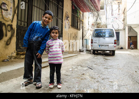 Tripolis, Libanon. März 2016. Zwei Kinder, Bruder und Schwester, lächeln in die Kamera. Der Libanon beherbergt über eine Million Flüchtlinge, die aus dem Nachbarland geflohen waren, um Sicherheit zu suchen. In den Flüchtlingslagern stehen sie vor Problemen wie täglichen Schikanen, häuslicher Gewalt, mangelnder Sanitär- und Bildungsbedarf, Nahrungsmittel- und Wasserknappheit sowie Wohnproblemen. Quelle: Susanna D'Aliesio/SOPA/ZUMA Wire/Alamy Live News Stockfoto