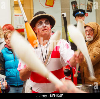 Newquay, Cornwall, England. 29. Oktober, 2017. Zombie kriechen Parade. 6. Jährliche Veranstaltung. Organisiert von Newquay Business Development Organisation. Credit: Robert Taylor/Alamy leben Nachrichten Stockfoto