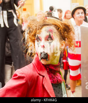 Newquay, Cornwall, England. 29. Oktober, 2017. Zombie kriechen Parade. 6. Jährliche Veranstaltung. Organisiert von Newquay Business Development Organisation. Credit: Robert Taylor/Alamy leben Nachrichten Stockfoto