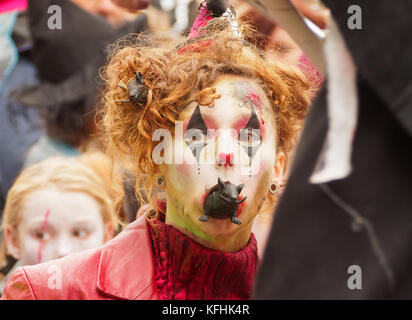 Newquay, Cornwall, England. 29. Oktober, 2017. Zombie kriechen Parade. 6. Jährliche Veranstaltung. Organisiert von Newquay Business Development Organisation. Credit: Robert Taylor/Alamy leben Nachrichten Stockfoto