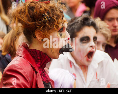 Newquay, Cornwall, England. 29. Oktober, 2017. Zombie kriechen Parade. 6. Jährliche Veranstaltung. Organisiert von Newquay Business Development Organisation. Credit: Robert Taylor/Alamy leben Nachrichten Stockfoto