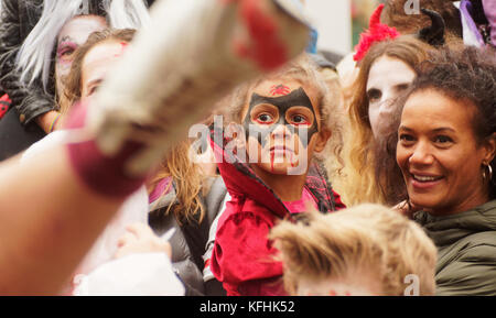 Newquay, Cornwall, England. 29. Oktober, 2017. Zombie kriechen Parade. 6. Jährliche Veranstaltung. Organisiert von Newquay Business Development Organisation. Credit: Robert Taylor/Alamy leben Nachrichten Stockfoto