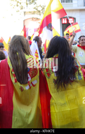 Barcelona, Spanien. 29 Okt, 2017. zwei Mädchen in Spanisch Fahnen auf anti Katalonien Unabhängigkeit Protestmarsch drapiert. Credit: ern Malley/alamy leben Nachrichten Stockfoto