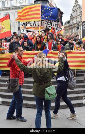 Piccadilly Circus, London, Großbritannien. Oktober 2017. Das spanische Volk demonstriert einen Protest der spanischen Einheit gegen die katalanische Unabhängigkeitsbewegung. Quelle: Matthew Chattle/Alamy Live News Stockfoto