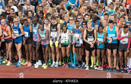 Frankfurt, Deutschland. Oktober 2017. Das führende Feld des Mainova Frankfurt Marathons 2017 wartet am 29. Oktober 2017 in Frankfurt am Main auf den Start. Der Frankfurter Marathon ist der älteste Stadtmarathon Deutschlands. Quelle: dpa Picture Alliance/Alamy Live News Stockfoto