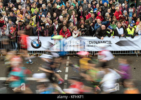 Frankfurt, Deutschland. Oktober 2017. Die Zuschauer sehen den Start des Mainova Frankfurt Marathons 2017 in Frankfurt am Main am 29. Oktober 2017. Der Frankfurter Marathon ist der älteste Stadtmarathon Deutschlands. Quelle: dpa Picture Alliance/Alamy Live News Stockfoto