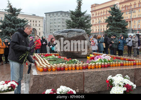 Moskau, Russland. Oktober 2017. Die Teilnehmer einer Gedenkfeier erinnern an die Opfer des Terrors des sowjetischen Diktators Stalin im Hauptquartier des russischen Geheimdienstes in Moskau, Russland, 29. Oktober 2017. Quelle: Emile Alain Ducke/dpa/Alamy Live News Stockfoto