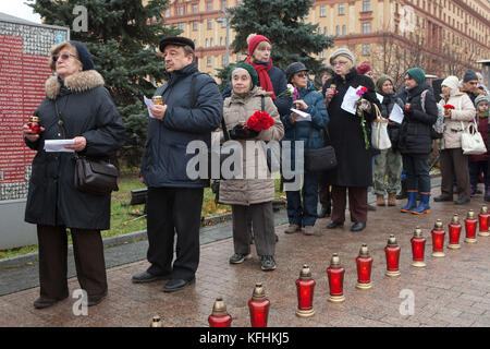 Moskau, Russland. Oktober 2017. Die Teilnehmer einer Gedenkfeier erinnern an die Opfer des Terrors des sowjetischen Diktators Stalin im Hauptquartier des russischen Geheimdienstes in Moskau, Russland, 29. Oktober 2017. Quelle: Emile Alain Ducke/dpa/Alamy Live News Stockfoto