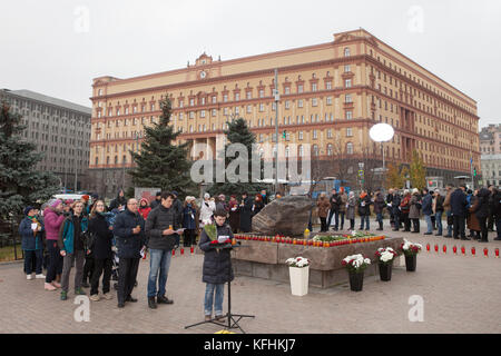 Moskau, Russland. Oktober 2017. Die Teilnehmer einer Gedenkfeier lasen am 29. Oktober 2017 die Namen und Biografien der Opfer des Terrors des sowjetischen Diktators Stalin im Hauptquartier des russischen Geheimdienstes in Moskau vor. Quelle: Emile Alain Ducke/dpa/Alamy Live News Stockfoto