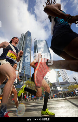 Frankfurt, Deutschland. 29. Oktober 2017. Die Teilnehmer des Mainova Frankfurt Marathon 2017 laufen am 29. Oktober 2017 durch die Innenstadt in Frankfurt am Main. Der Frankfurt Marathon ist der älteste Stadtmarathon in Deutschland. Quelle: dpa picture Alliance/Alamy Live News Stockfoto