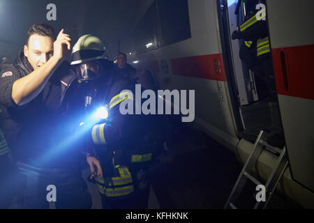 Montabaur, Deutschland. Oktober 2017. Rettungskräfte üben die Bergung von Verletzten aus einem Inter City Express 3 Zug (ICE-3) während einer Großübung der Rettungskräfte des Brand- und Katastrophenschutzes im Himmelbergtunnel zwischen Köln und Frankfurt in Montabaur, Deutschland, 29. Oktober 2017. Rund 650 Rettungskräfte übten den Betrieb bei einem Zugunfall mit vielen Verletzungen aus. Quelle: Thomas Frey/dpa/Alamy Live News Stockfoto