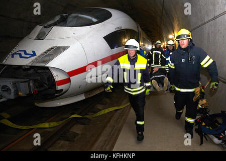 Montabaur, Deutschland. Oktober 2017. Rettungskräfte üben die Bergung von Verletzten aus einem Inter City Express 3 Zug (ICE-3) während einer Großübung der Rettungskräfte des Brand- und Katastrophenschutzes im Himmelbergtunnel zwischen Köln und Frankfurt in Montabaur, Deutschland, 29. Oktober 2017. Rund 650 Rettungskräfte übten den Betrieb bei einem Zugunfall mit vielen Verletzungen aus. Quelle: Thomas Frey/dpa/Alamy Live News Stockfoto