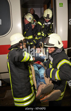 Montabaur, Deutschland. Oktober 2017. Feuerwehrleute üben die Bergung von Verletzten aus einem Inter City Express 3 Zug (ICE-3) während einer Großübung der Rettungskräfte des Brand- und Katastrophenschutzes im Himmelbergtunnel zwischen Köln und Frankfurt in Montabaur, Deutschland, 29. Oktober 2017. Rund 650 Rettungskräfte übten den Betrieb bei einem Zugunfall mit vielen Verletzungen aus. Quelle: Thomas Frey/dpa/Alamy Live News Stockfoto