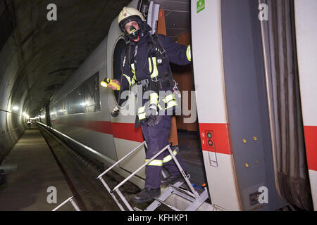 Montabaur, Deutschland. Oktober 2017. Rettungskräfte üben die Bergung von Verletzten aus einem Inter City Express 3 Zug (ICE-3) während einer Großübung der Rettungskräfte des Brand- und Katastrophenschutzes im Himmelbergtunnel zwischen Köln und Frankfurt in Montabaur, Deutschland, 29. Oktober 2017. Rund 650 Rettungskräfte übten den Betrieb bei einem Zugunfall mit vielen Verletzungen aus. Quelle: Thomas Frey/dpa/Alamy Live News Stockfoto