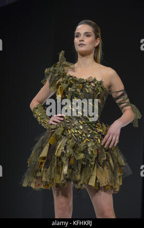 Paris, Ile de France, Frankreich. Oktober 2017. Camille Lou trug das Kleid von Nicolas Fafiotte während der 23. Schokoladenmesse 2017 (Salon du Chocolat) in Paris. Quelle: Thierry Le Fouille/SOPA/ZUMA Wire/Alamy Live News Stockfoto