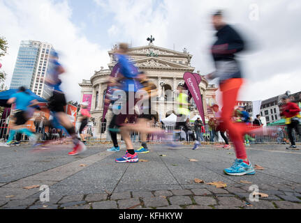 Frankfurt, Deutschland. 29. Oktober 2017. Die Teilnehmer des Mainova Frankfurt Marathon 2017 laufen am 29. Oktober 2017 durch die Innenstadt in Frankfurt am Main. Der Frankfurt Marathon ist der älteste Stadtmarathon in Deutschland. Quelle: dpa picture Alliance/Alamy Live News Stockfoto