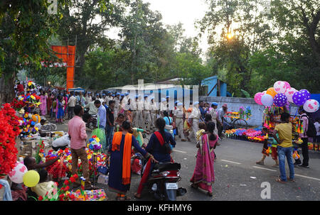 Chaibasa, Jharkhand, Indien, 29. Oktober 2017: chaibasa Gaushala seine 117 historischen Jahrmarkt am 28. und 29. Oktober 2017 gefeiert. Bei dieser Gelegenheit, die Anbetung von Lord Krishna und Kühe durchgeführt wurde, in Gaushala Räumlichkeiten. Die Hauptattraktion dieser Messe war die Teilnahme von verschiedenen ländlichen Händler aus dem ganzen Bundesstaat Jharkhand und Nachbarstaaten. Die ländliche Händler normalerweise verkaufen verschiedene Art von Artikel wie Handwerk, Süßigkeiten, Zuckerrohr, Spielzeug und Schmuck etc. In dieser Messe jedes Jahr. Die Besucher genossen Riesenrad, Dragon Achterbahnfahrt und Einkauf Artikel bis Mitternacht. Stockfoto