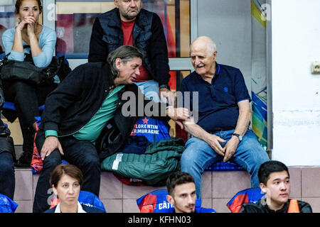 Oktober 28, 2017: Ehemalige Steaua Bukarest player - Petre Branisteanu - und Dumitru Lecca - Steaua Bukarest Legende - während der LNBM - Men's National Basketball League Spiel zwischen CSM Steaua Bukarest und CS Politehnica Iasi im Sala Regimentul de Garda "ihai Viteazul", Bukarest, Rumänien ROU. Copyright: Cronos/Catalin Soare Stockfoto